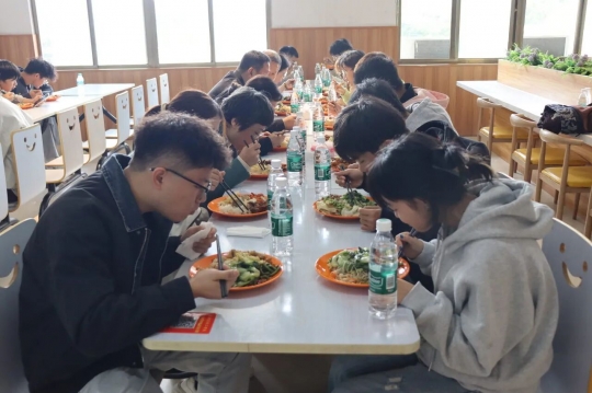 一餐一饭总关情丨副校长孙正凯与师生共进午餐,传递校园温暖